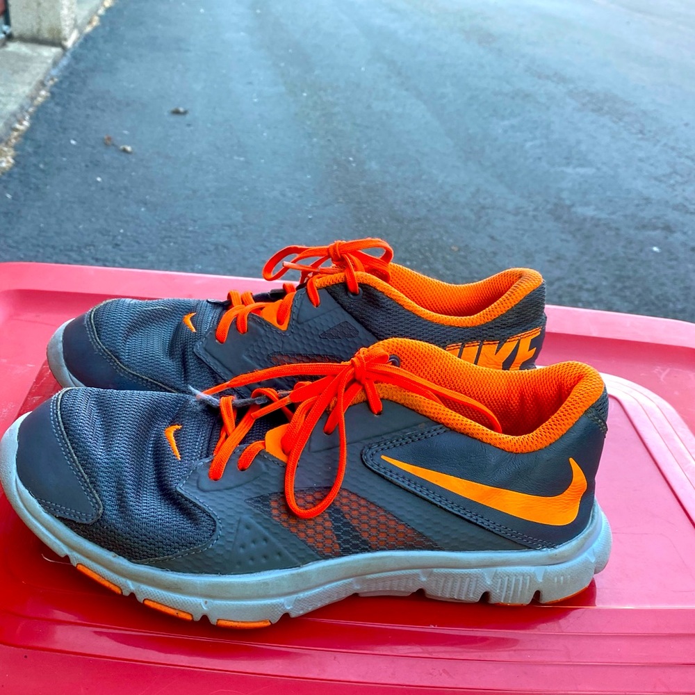 NIKE 653883-006 Kids Boys 11 Youth Gray Orange Training Sneakers Size 6.5Y